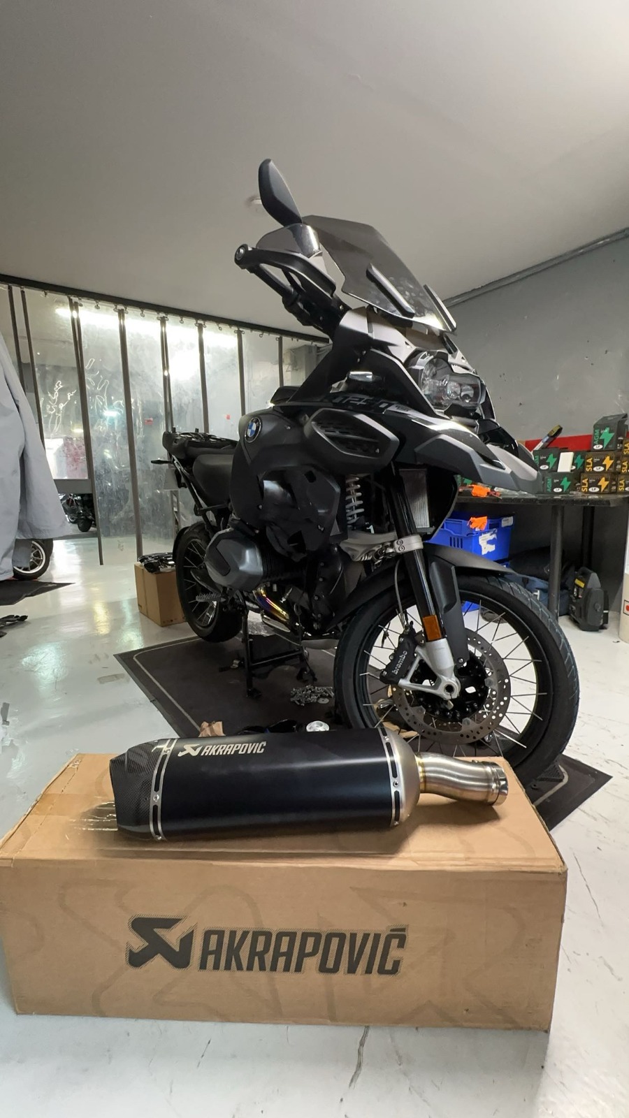 Installation échappement Akrapovic sportif moto - Custom Bike Montreuil