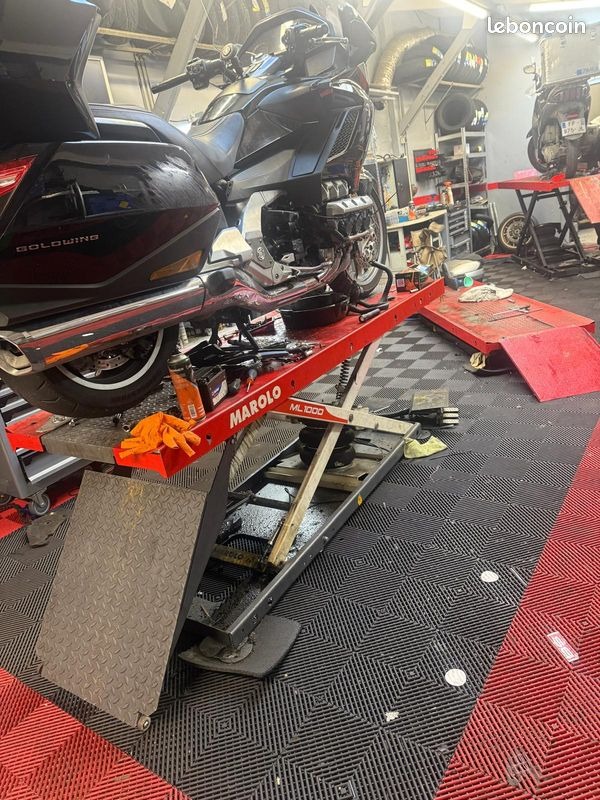 Réparation Honda Goldwing sur pont élévateur - Atelier Custom Bike Montreuil