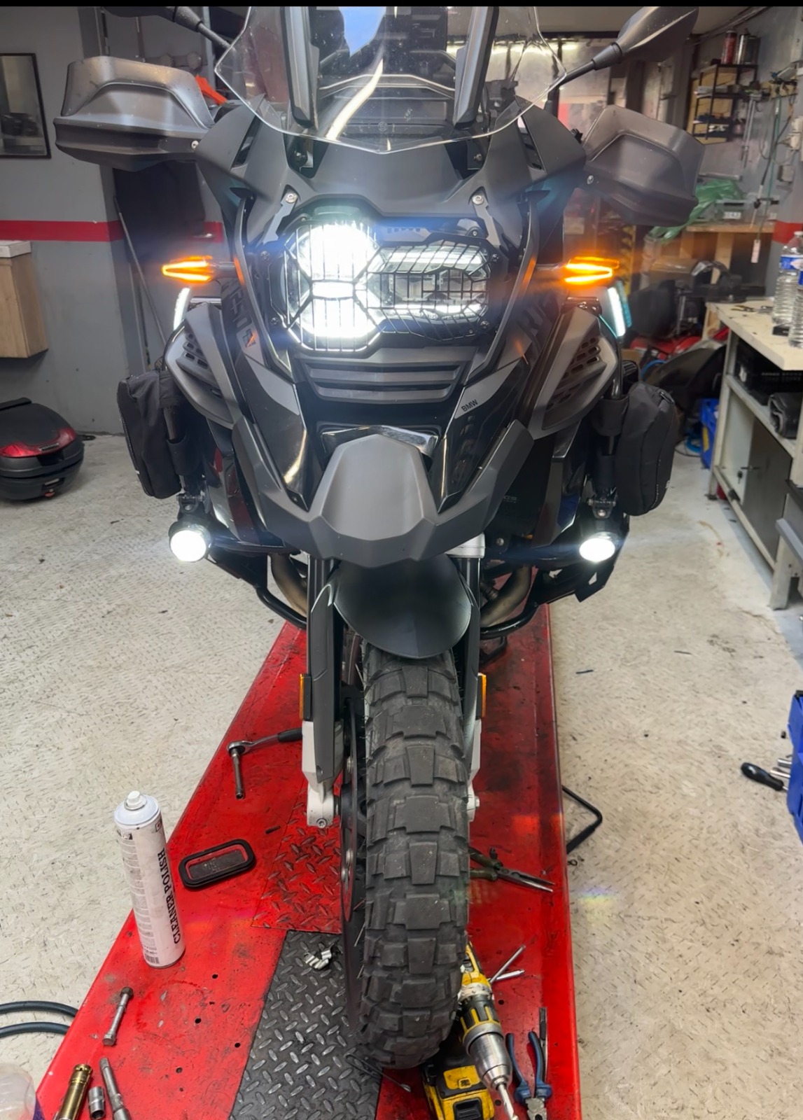 Installation feux LED additionnels BMW GS - Custom Bike Montreuil