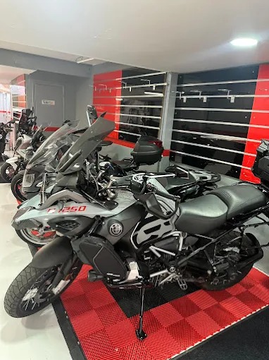 BMW R1250 dans le showroom Custom Bike Montreuil