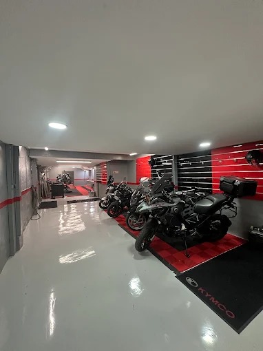 Vue panoramique showroom garage moto Custom Bike Montreuil