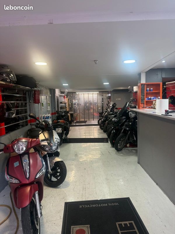 Showroom garage moto Custom Bike Montreuil - Motos et scooters exposés